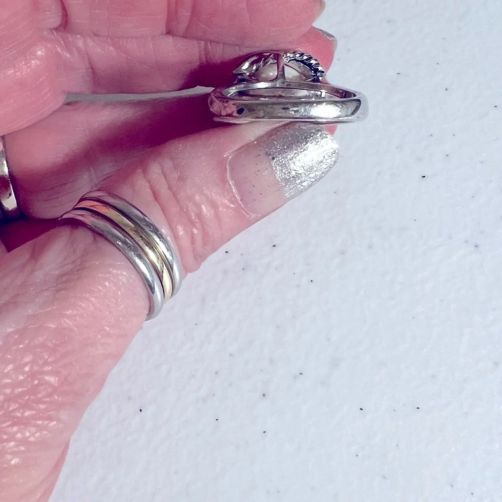 Pearl ring and earring set creamy luster in color not sure of the metal - Picture 8 of 9